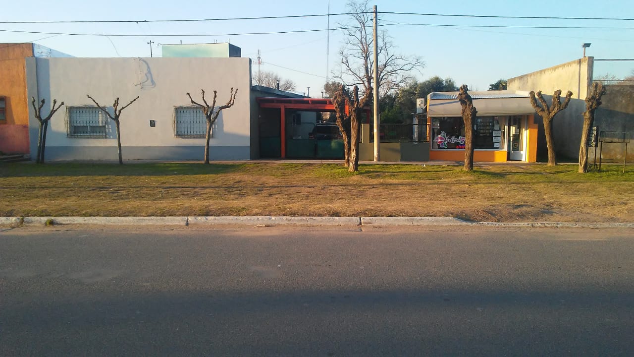 Casa quinta mas local comercial en Del Carril, partido de Saladillo 920 m2 totales