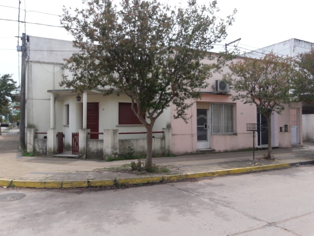 Casa en zona céntrica en Roque Perez. pcia. Bs As.